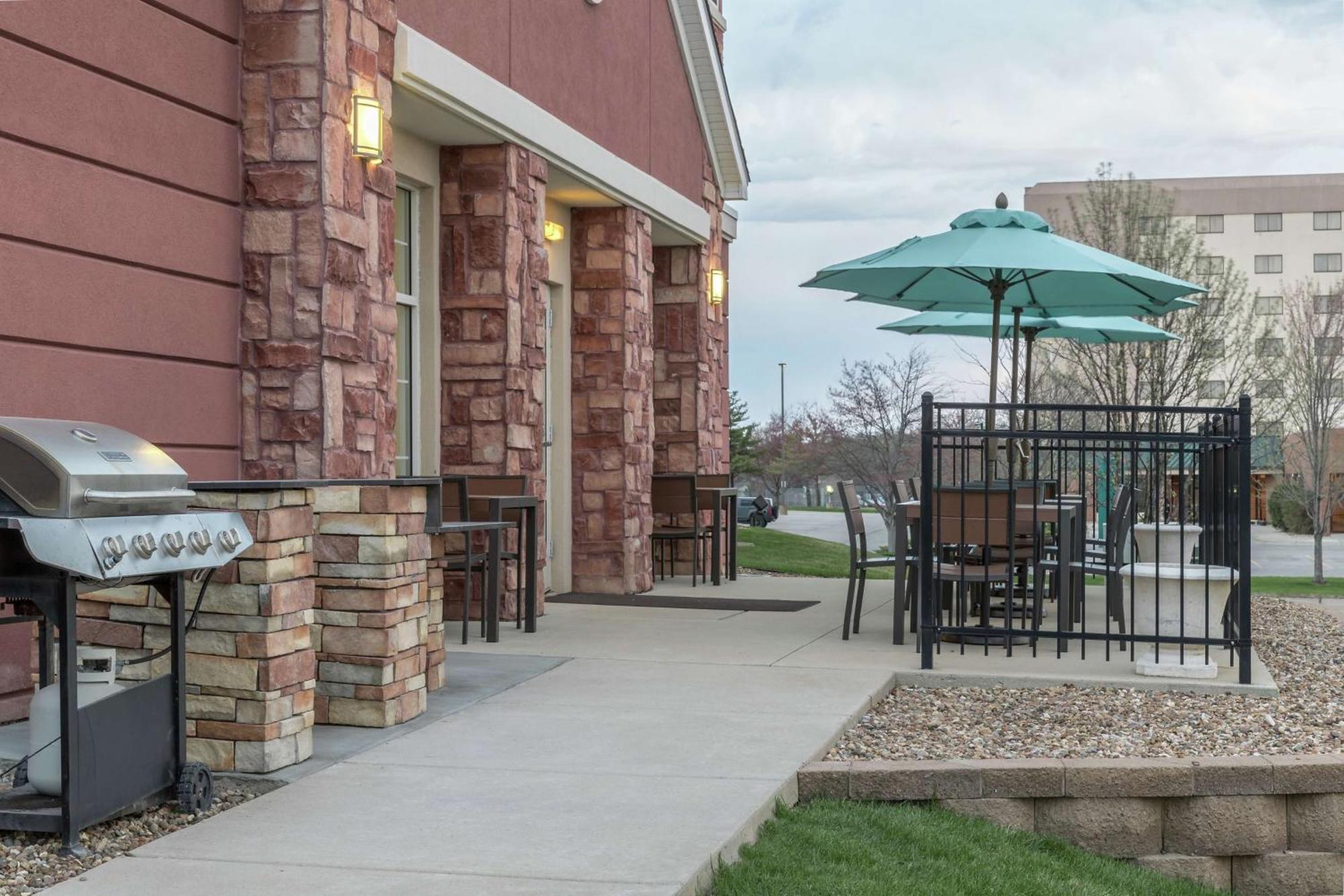 Homewood Suites By Hilton Cedar Rapids-North Екстериор снимка